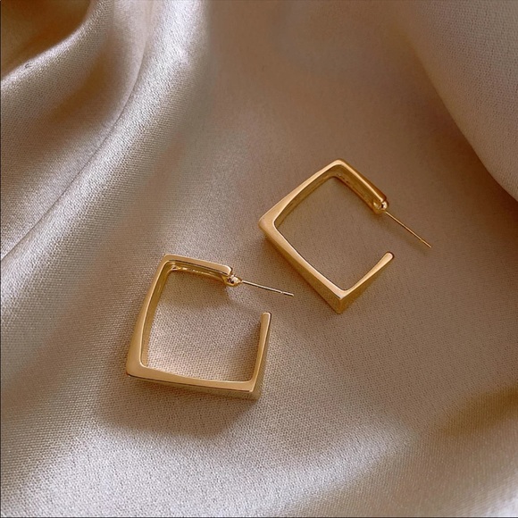 Modern gold tone square earrings - Picture 6 of 6